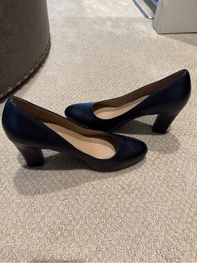 AEROSOLES Black Leather Mid-Heel Pumps